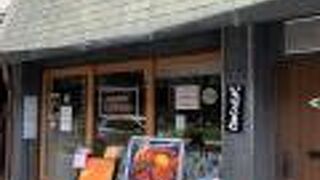 煮込んだカレーが甘辛い絶妙なお味です。