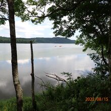 奥にかすかにカヌーが数組