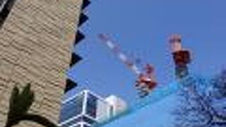 高いビルや建設中のクレーンの姿も