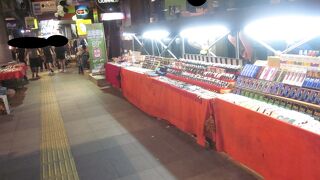 夜も賑やかです