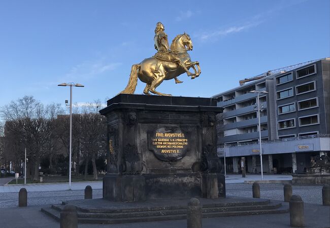 黄金の騎馬像がある広場