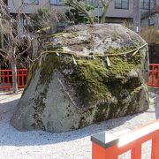 苔むした大きな岩