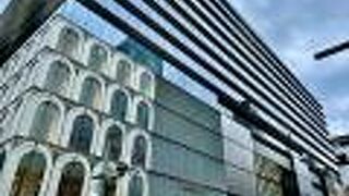 ブランド店が混んでいる。