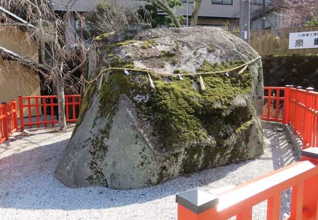 苔むした大きな岩