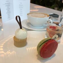 スコーンなどを摘んだ後は皿を下ろしてコーヒーのお供に