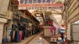 周辺住民の生活が垣間見える商店街