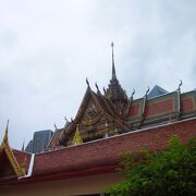 サムヤーン駅の向かいにある寺院