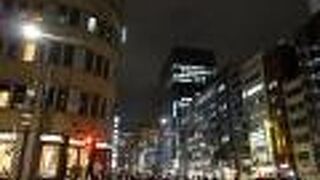 背後には官庁街の夜景が