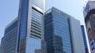 高層ビルと鉄道と赤い鳥居のコラボを見ることが出来ます