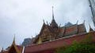 サムヤーン駅の向かいにある寺院