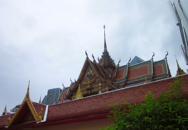 サムヤーン駅の向かいにある寺院