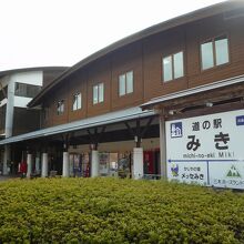 シックな外観の建物