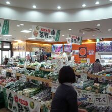 店内もぎっしりと商品があります