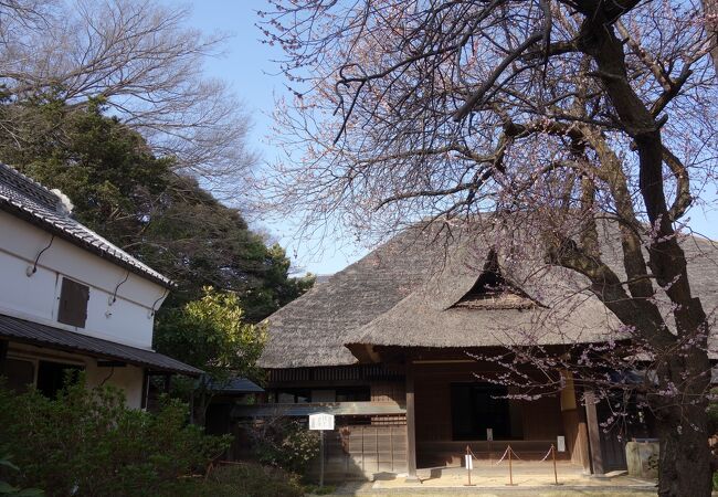 入口が少し見つけづらい大きな茅葺屋根を持つ本陣跡