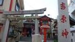 赤い文字で刻まれた標柱が印象的でした