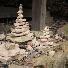 途中石が積み上がっています