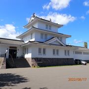 鳥取神社の境内にあるお城の様な建物