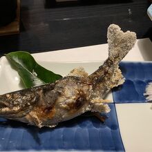 珍しいヤマメの塩焼き。ちょっと塩っぱかった。