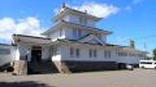 鳥取神社の境内にあるお城の様な建物