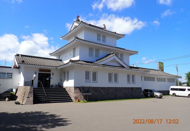 鳥取神社の境内にあるお城の様な建物