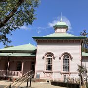 平塚八幡山公園のピンク色の洋館