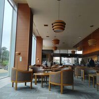 明るく清潔感のあるロビー