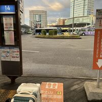 ホテルの静岡駅川玄関を出ると空港行きバスのバス停