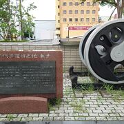 米子駅前にある動輪の碑