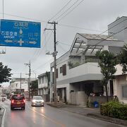 石垣港から国道390号線を通るまっすぐの通りです