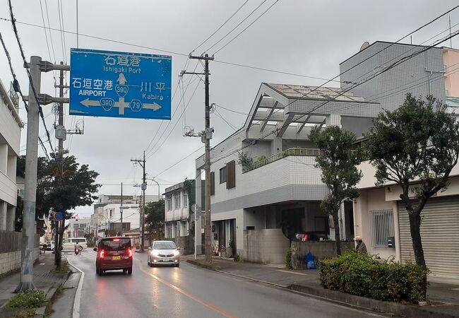 石垣港から国道390号線を通るまっすぐの通りです