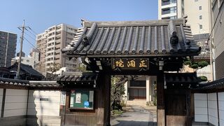 特徴のある山門