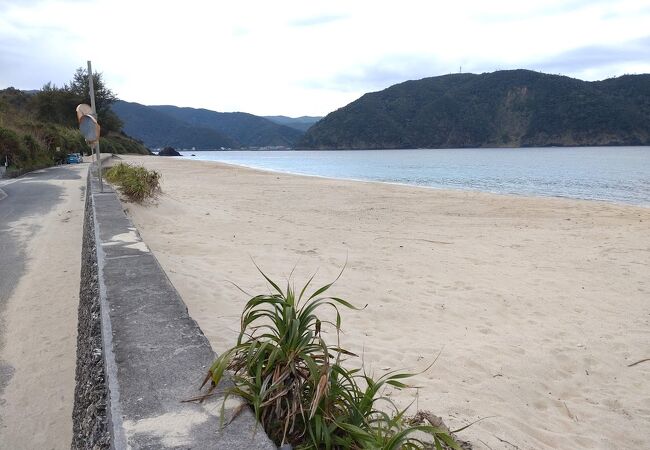 小さな集落の海岸