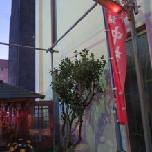 堀川の橋のたもとにあります