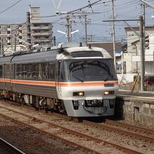 弥富駅を通過する南紀号。特急とは言え3両編成