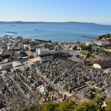 眼下には大福寺の墓地が広がります。