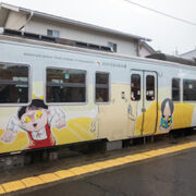 列車の車体にゲゲゲの鬼太郎のキャラクターがペイントされています