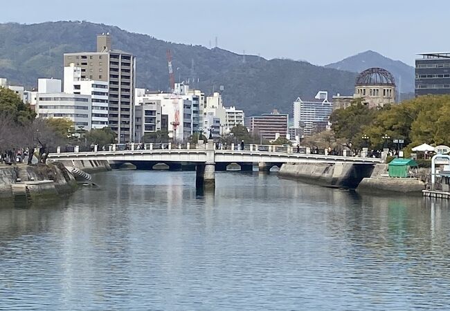 原爆ドーム沿いに流れる川