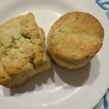 今回テイクアウトしたスコーン。右側がプレーン