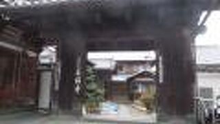 よねやさんの真ん前です