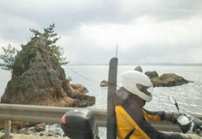 「男女岩」は美保関近くの道路沿いの海岸にあります