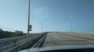 泊の港の先の橋です。