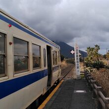 西大山駅では3分停車します