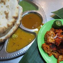 同行者が注文したチキン・ティカやナン。