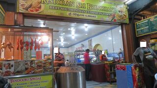 小さなお店ですが、バナナの葉に盛るバナナ・リーフ・カレーが名物