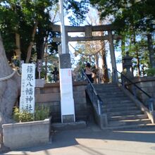 鳥居のある正面は石段があります