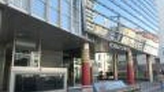 有名なグループのポスターが入口にあります