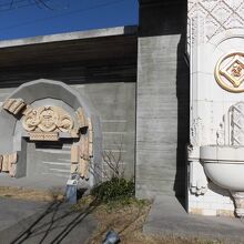 屋外にも展示品があります。