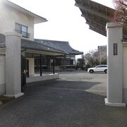 風格と歴史の重みを感じることができるお寺