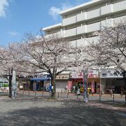 駒込駅北口からすぐのところに造られている公園です