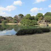 しだれ桜で知られる大名庭園です